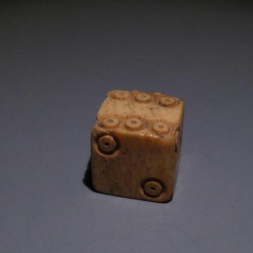Oud-Romeins Been Dobbelstenen voor spellen. 11 mm hoog., Verzamelen, Mineralen en Fossielen
