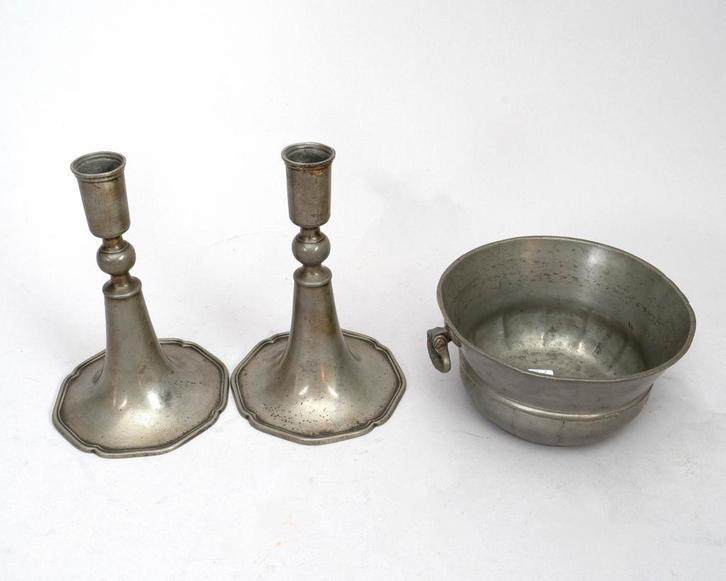 Een tinnen kom en twee kandelaren, 18e/19e eeuw, Antiek en Kunst, Antiek | Tin