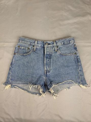 Levis blue denim high-waisted shorts beschikbaar voor biedingen