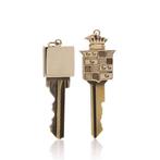 Tiffany & Co. - Broche Twee in goud gemonteerde sleutels met, Sieraden, Tassen en Uiterlijk, Antieke sieraden