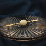 Gouden broche met witte opaal | Vintage (smalle broche), Gebruikt, Overige kleuren, Ophalen of Verzenden, Met edelsteen