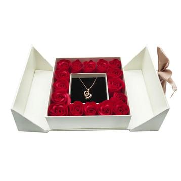 Luxe Rozen Cadeaubox met Ik Hou van Jou Ketting. beschikbaar voor biedingen