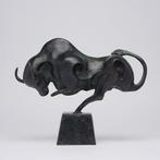 sculptuur, Bronze Sculpture of a Striking Bull - with base -, Antiek en Kunst