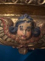 Barok houten vergulde muurplank met gekleurde cherubhoofd –, Antiek en Kunst