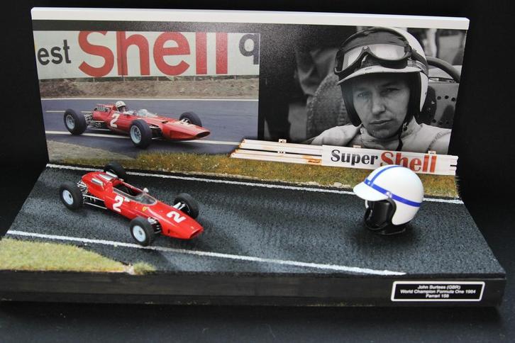 Diorama John Surtees (GBR) Wereldkampioen Formule 1 1964, Hobby en Vrije tijd, Modelbouw | Figuren en Diorama's, Groter dan 1:35