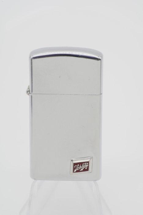 Zippo - Slim - Schlitz Beer Emblem - * 1966 * - Zonder, Verzamelen, Rookartikelen, Aanstekers en Luciferdoosjes