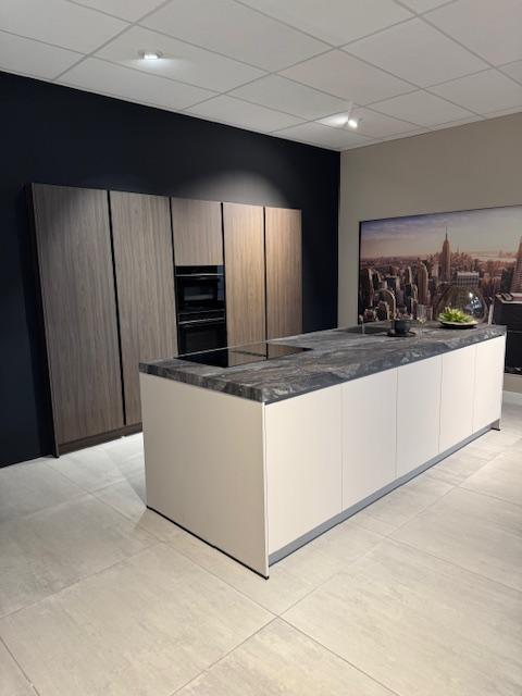 Mooi strak eiland!, Huis en Inrichting, Keuken | Complete keukens, Overige materialen, Greeploos, Met kookeiland, Overige kleuren