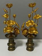 Een paar Jyôka (gilded temple flowers) met messing vazen.