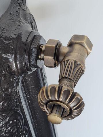 Antieke Thermostatische radiatorkraan gietijzeren radiatoren beschikbaar voor biedingen