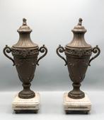 Decoratief ornament (2) - Set van urnevazen. 19e eeuw