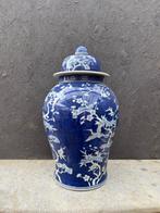dekselvaas - Porselein - A lidded vase ice-crack, Antiek en Kunst