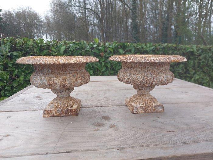 Vaas (2) - Gietijzer - 2 ronde tuinvazen, Antiek en Kunst, Curiosa en Brocante