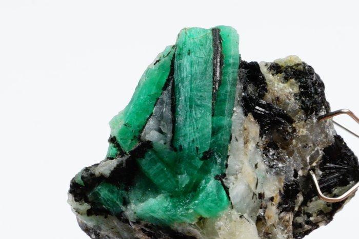 Smaragd met zwarte toermalijn en fluorescerende calciet geen, Verzamelen, Mineralen en Fossielen