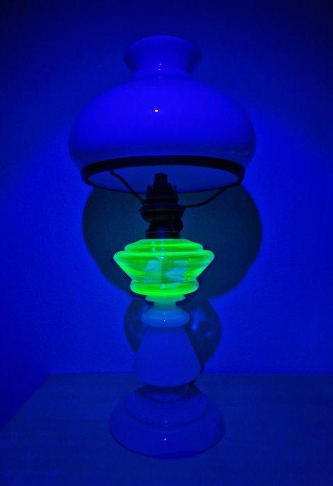 Lampe à pétrole Art Déco en verre uranifère et opaline -, Antiek en Kunst, Curiosa en Brocante