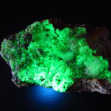 Hyaliet opaal stukken met mooie felgroene UV kleur beschikbaar voor biedingen