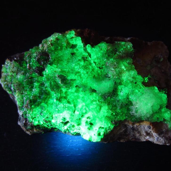 Hyaliet opaal stukken met mooie felgroene UV kleur, Verzamelen, Mineralen en Fossielen, Mineraal, Verzenden