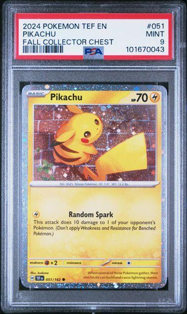 PSA 9 | Pikachu Fall Collector Chest | Temporal Forces |, Hobby en Vrije tijd, Verzamelkaartspellen | Pokémon, Ophalen of Verzenden