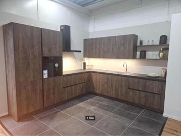 Luxe hout kleurige, greeploze showroomkeuken met zwarte gree beschikbaar voor biedingen