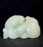 Grote standbeeld, aap op paard - Nefriet Jade - China - Eind, Antiek en Kunst
