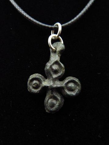 Vroeg-middeleeuws Brons Kruisamulet op een leren ketting - beschikbaar voor biedingen