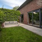 Moderne woning met tuin en parkeerplaatsen