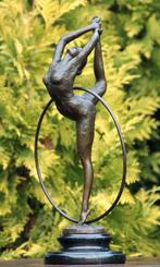 sculptuur, ballerina in hoepel - 40 cm - brons marmer