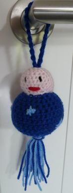 Nieuwe, handgehaakte, sleutelhanger gelukspoppetje jongen, Ophalen of Verzenden, Nieuw, Knuffel of Figuurtje