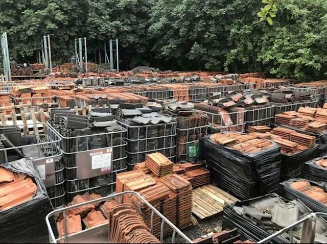 Grote voorraad dakpannen nokvorsten gevelpannen betonplaten