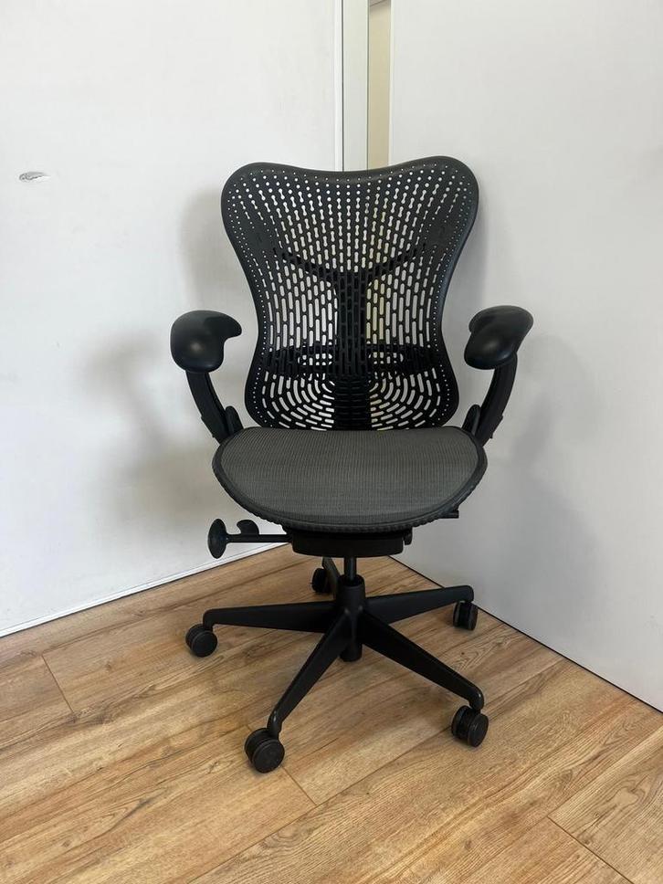 Refurbished Herman Miller Mirra - Incl. Verstelbare Rugsteun, Huis en Inrichting, Bureaustoelen, Bureaustoel, Zwart, Zo goed als nieuw