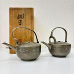 Zeldzame Japanse metalen sake-schenkerset met originele