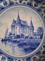 Delft, Plateelbakkerij - Schotel - wandschotel met kasteel, Antiek en Kunst, Antiek | Glas en Kristal