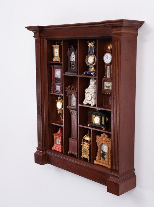 Themacollectie - Horlogesameling in wandvitrine - Franklin, Antiek en Kunst, Curiosa en Brocante
