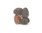Een netsuke en sagemono van geklusterde maskers, Japan, Antiek en Kunst