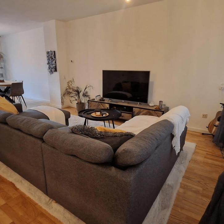 Eengezinswoning met tuin, gemeubileerd en parkeerp..., Huizen en Kamers, Garages en Parkeerplaatsen