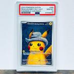 Pokémon - Pikachu With Grey Felt Hat - Van Gogh Museum Promo, Hobby en Vrije tijd, Verzamelkaartspellen | Pokémon, Nieuw