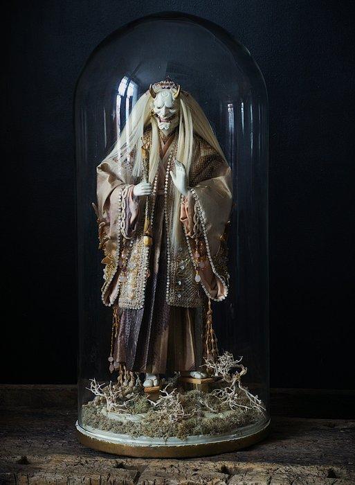 Lalka Oni - Hout, Leder, Zijde - Volga Bondarenko - Polen -, Antiek en Kunst, Curiosa en Brocante