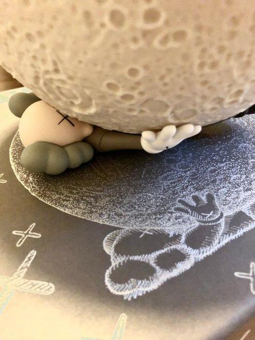 DDT - Kaws (1974) - sculptuur, KAWS BIG MOON - 21 cm - vinyl, Antiek en Kunst, Kunst | Designobjecten