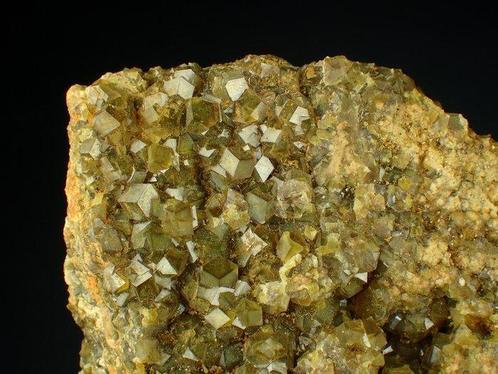 Enorme Granaat var. Topazoliet Kristallen op matrix -, Verzamelen, Mineralen en Fossielen