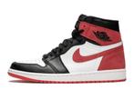 Air Jordan 1 Retro High OG Track Red - Maat 44.5 EU, Kleding | Heren, Schoenen, Ophalen of Verzenden, Nieuw, Jordan