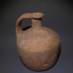 Oud-Romeins Terracotta tulpvormige vaas. 12,3 cm hoog. 1e -