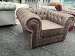 Nieuw showmodel Chesterfield fauteuil – taupe, Huis en Inrichting, Fauteuils, Ophalen, Nieuw, CHESTERFIELD