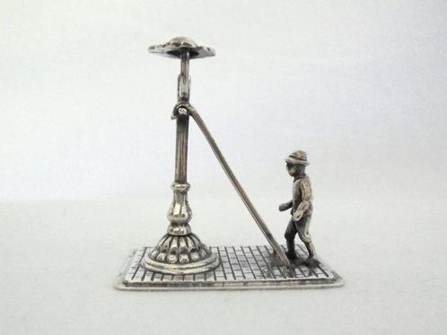 Miniatuur beeldje - Lantaarn aansteker - Zilver, Antiek en Kunst, Antiek | Goud en Zilver