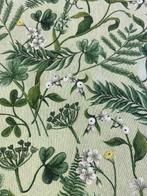 Exclusieve stof met bloemenpatroon op groene achtergrond, in, Antiek en Kunst, Antiek | Kleden en Textiel