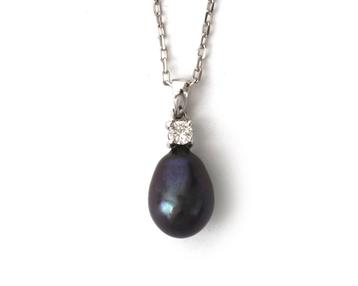 Een 14 krt. witgouden collier met diamant en Tahiti parel beschikbaar voor biedingen