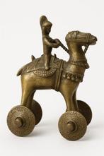 Figuur - Cavallo tribale in bronzo con cavaliere su ruote –
