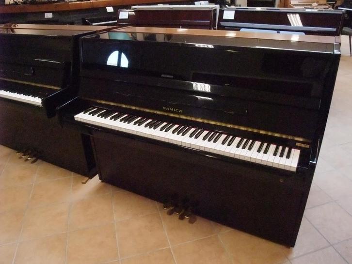 SAMICK, 108CM HOOG - DIRECT LEVERBAAR € 2.250,-, Muziek en Instrumenten, Piano's, Piano, Zwart, Zo goed als nieuw, Hoogglans, Verzenden