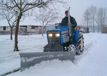 Sneeuwschuiven voor minitractor met eigen hefsysteem beschikbaar voor biedingen