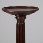 Zeer hoge elegante piedestal met verdiept blad in donker not, Antiek en Kunst, Ophalen of Verzenden