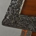 Wonderlijke bijzettafel met 2 bladen met reliëflijstwerk 187, Antiek en Kunst, Ophalen of Verzenden