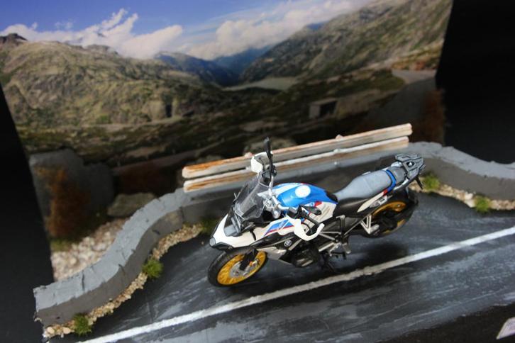 Diorama Grimsel Pas (SUI) met Maisto BMW R1250GS (1:12), Hobby en Vrije tijd, Modelbouw | Figuren en Diorama's, Groter dan 1:35